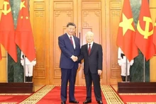 Le Secrétaire général du PCV Nguyên Phu Trong (à droite) et le Secrétaire général et Président chinois Xi Jinping lors de la visite d'État au Vietnam du Xi Jinping en décembre 2023. Photo : VNA.