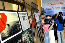 Visiteurs à l'exposition. Photo: VNA