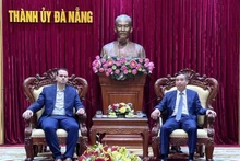 Le président du Comité populaire de la ville de Dà Nang, Lê Trung Chinh (à droite) reçoit Jérémy Bacchi, membre du Bureau Politique du Parti communiste français (PCF), sénateur des Bouches-du-Rhône. Photo : VNA.