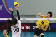 Nguyen Thi Bich Tuyen (maillot jaune) joue bien contre ses adversaires kazakh. Photo: AVC