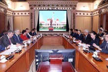 Séance de travail entre le vice-président du Comité populaire de Hô Chi Minh-Ville, Vo Van Hoan et Grigoriev Evgeny Dmitrievich, membre du gouvernement de Saint-Pétersbourg et président de la Commission municipale des relations extérieures. Photo: VNA