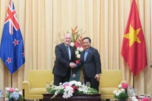 Le président du Comité populaire de Hô Chi Minh-Ville, Nguyen Van Duoc (droite) et le Premier ministre néo-zélandais Christopher Luxon. Photo : VNA.