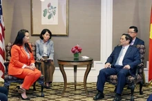 Le Premier ministre Pham Minh Chinh et la maire d'Oakland, Mme Sheng Thao. Photo: VNA.