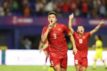 Van Tùng marque deux buts lors du match contre la Malaisie, le 8 mai au Prince Stadium à Phnom Penh. Photo : VNA.