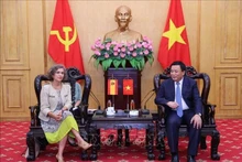Le membre du Bureau politique et président de l'Académie nationale des sciences politiques Hô Chi Minh, Nguyen Xuan Thang, et la nouvelle ambassadrice d'Espagne au Vietnam, Carmen Cano de Lasala. Photo : VNA.