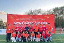Les participants prennent la photo de souvenir. Photo : baoquocte.vn