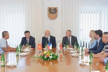Représentants de l'ambassade du Vietnam en République tchèque, et des autorités de la ville de Cheb de la région de Karlovy Vary. Photo : VNA.