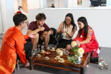 Un stand pour présenter les thés vietnamiens ainsi que des instructions sur la façon de préparer le thé, et de partager la culture du thé vietnamien. Photo : baoquocte.vn