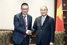 Le Président Nguyên Xuân Phuc (à droite) reçoit le PDG du groupe SCG, Roongrote Rangsiyopash. Photo: VNA