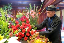 Le gardien du temple nettoie l'autel pour accueillir les visiteurs. Photo : baophutho.vn