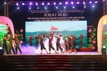 Une représentation artistique ambulante en l’honneur du 70e anniversaire de la victoire de Diên Biên Phu. Photo : VNA