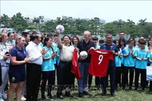 Le Premier ministre vietnamien, Pham Minh Chinh, et son homologue australien, Anthony Albanese, ont un échange avec les équipes féminines de football des deux pays. Photo : VNA. 