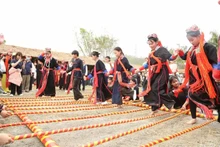 La danse au bâton de bambou lors de la Fête. Photo : NDEL.