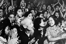 À l’occasion de la Journée internationale de l’enfance du 1er juin, le soir du 31 mai 1969, au Palais présidentiel, le Président Hô Chi Minh a assisté à un spectacle artistique offert en son honneur par les enfants de la capitale. Photo d'archives : VNA