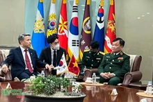 Le ministre sud-coréen de la Défense Lee Jong Sup (à gauche) et le vice-ministre vietnamien de la Défense, Hoàng Xuân Chiên. Photo : qdnd.com.vn