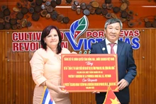 La province de Dong Nai a fait un don de 100 000 dollars pour soutenir le projet de la province de Pinar del Río. Photo: VNA