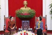 La membre du Bureau Politique, Permanente du Secrétariat du Comité central du Parti et cheffe de la Commission de l’Organisation du Comité central du Parti, Truong Thi Mai, serre la main de la nouvelle ambassadrice du Laos au Vietnam, Khamphao Ernthavanh. Photo : VNA.