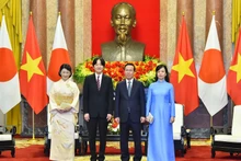 Le Président vietnamien, Vo Van Thuong (2f, à droite), et son épouse ont reçu le 22 septembre à Hanoï le Prince héritier Fumihito Akishino et la Princesse Kito du Japon, en visite officielle du 20 au 25 septembre au Vietnam. Photo : NDEL.
