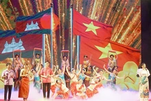 Programme artistique pour célébrer le 55e anniversaire de l'établissement des relations diplomatiques entre le Vietnam et le Cambodge. Photo : NDEL