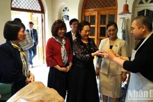 Le fils de l'artiste céramiste Akbar Rakhimov présente à Nguyen Thi Thanh Nga la culture céramique traditionnelle de la famille et s'est efforcé de transmettre l'artisanat à la jeune génération. Photo : NDEL.