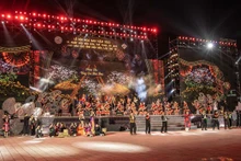 Programme artistique inaugurant le Festival des fleurs de bauhinia 2023. Photo : baovanhoa.vn 