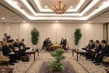 Rencontre entre Nguyên Van Nên, membre du Bureau politique, secrétaire du Comité municipal du PCV, et Kim Song Nam, membre suppléant du Bureau politique, chef du département international du Comité central du PTC. Photo: VNA
