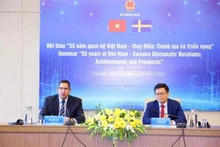 Le directeur du Département des affaires européennes, Bui Hà Nam (gauche) et l’ambassadeur de Suède au Vietnam, Son Johan Ndisi, président le séminaire. Photo : VNA.