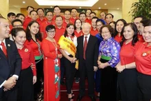 Le Secrétaire général du Parti Nguyên Phu Trong et des délégués de la Croix-Rouge vietnamienne. Photo: VNA
