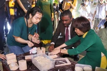 Des visiteurs s’initient à la fabrication de flèches en argile lors du Festival du tourisme de Hanoi 2023. Photo : VNA