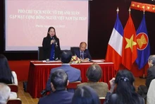 La Vice-Présidente Vo Thi Anh Xuân rencnontre la communauté vietnamienne et des responsables de l'agence de représentation vietnamienne en France. Photo : VNA