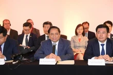 Le Premier ministre Pham Minh Chinh (au milieu) s’adressant à la rencontre d’affaires à São Paulo. Photo : NDEL.
