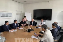 La délégation a travaillé avec le consulat général du Vietnam à Francfort et certains établissements de soins de santé, de soins des personnes âgées et d'enseignement professionnel en Allemagne. Photo : VNA.