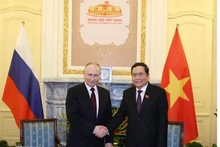 Le président de l'AN vietnamienne, Tran Thanh Man (à droite) et le président russe Poutine. Photo : VNA.