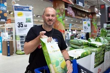 Le riz vietnamien vendu dans un supermarché en France. Photo : congthuong.vn.
