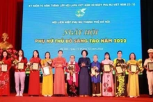 L’Union des femmes de Hanoï a remis le titre «femme exemplaire de la capitale de 2022 » à 10 personnes ayant des contributions exceptionnelles de la capitale. Photo : VNA