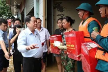 Le président de l’Assemblée nationale Trân Thanh Mân avec des habitants sinistrés par le typhon Yagi, dans la province de Thai Nguyên, le 12 septembre. Photo : VNA