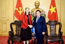 Le professeur Nguyên Xuân Thang, membre du Politburo, directeur de l’Académie nationale de politique Hô Chi Minh (HCMA) serre la main de la représentante résidente du PNUD au Vietnam, Ramla Khalidi, le 17 octobre. Photo : VNA.
