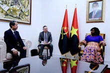 Le ministre de l'Éducation Nguyen Kim Son, également coprésident du Comité intergouvernemental Vietnam-Angola, rencontre Luísa Damiao, vice-présidente du Mouvement populaire de libération de l'Angola. Photo : VOV