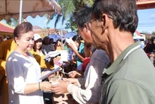 Remise des cadeaux à des victimes touchés par le typhon Yagi au Laos. Photo : VNA.