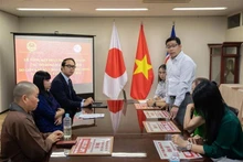 Le président de l'Association des Vietnamiens de Saitama, Pham Dinh Thuong, souligne qu'il continuerait à aider les sinistrés à surmonter les conséquences du typhon Yagi. Photo : VNA.