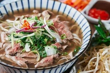 On pense que le pho dérive du pot au feu français, mais malgré la véracité de la légende, le pho reste un plat réconfortant incontournable : chaud, copieux et délicieux. Photo : TasteAtlas.