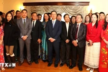 L'ambassadeur du Vietnam au Canada, Pham Vinh Quang, son épouse, et des représentants de la communauté vietnamienne lors du programme "Printemps au pays natal". Photo : VNA.