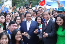 Le Premier ministre Pham Minh Chinh (au milieu) et des délégués participent au 7e Festival national des start-up étudiante (SV.STARTUP) en 2025. Photo : VNA.