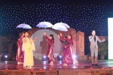 Le programme artistique "Parfums et couleurs de l'automne" s'est déroulé dans la nuit du 8 octobre sur la scène du Palais Thai Hoa. Photo : VNA