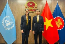L’ambassadeur Dang Hoàng Giang, chef de la Mission permanente du Vietnam auprès de l’ONU (à droite) et Ramla Al Khalidi, représentante en chef du PNUD au Vietnam. Photo : thoidai.com.vn.