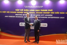 Le président du Comité populaire de Hô Chi Minh-Ville, Phan Van Mai (à droite) et un délégué lors de la rencontre, à Hô Chi Minh-Ville, le 14 mars. Photo : NDEL