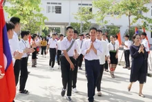 Les élèves vietnamiens du lycée-internat pour minorités ethniques n°2 de Nghê An avec les camarades lao. Photo : VNA.