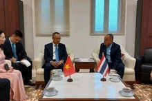 Séance de travail entre l'ambassadeur du Vietnam en Thaïlande, Phan Chi Thanh et le gouverneur de la province de Nong Bua Lamphu, Suwit Chanworn. Photo : VNA.