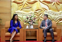 Le président de la VUFO, Phan Anh Son (à droite) et Humile Mashatile, épouse du Vice-Président sud-africain, Paul Mashatile. Photo : baoquocte.vn