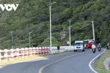 La route asphaltée menant au centre de Con Dao. Photo : VOV.